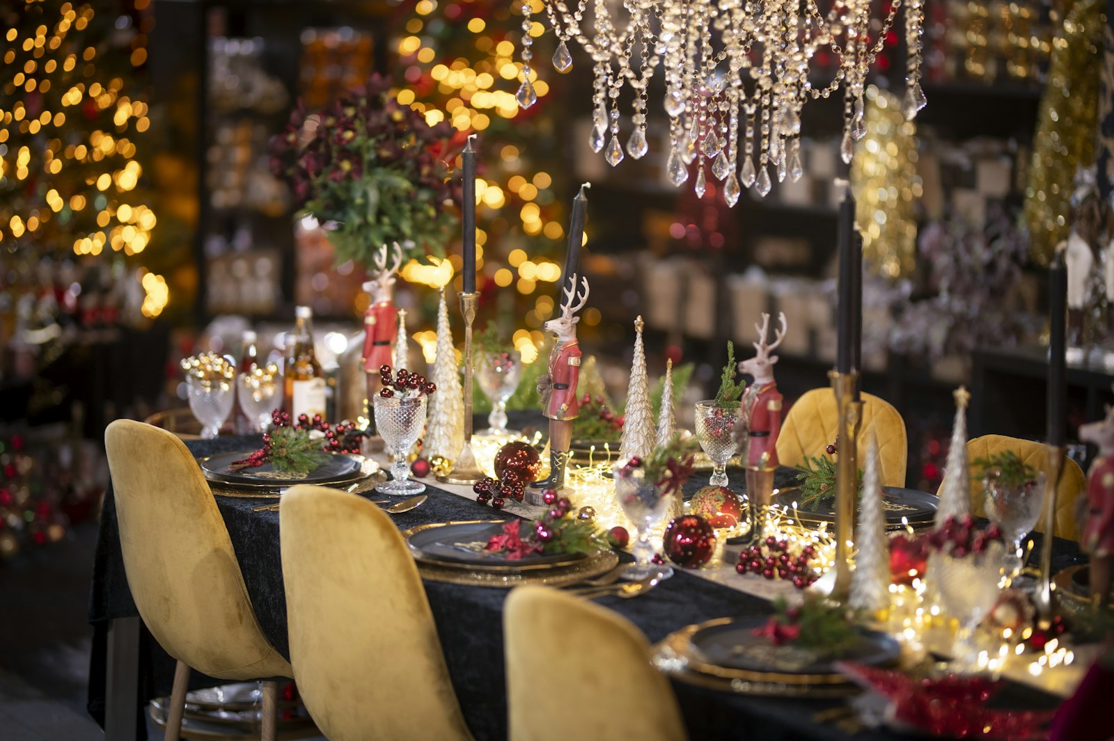 Festlich gedeckte Weihnachtstafel mit Lichterketten
