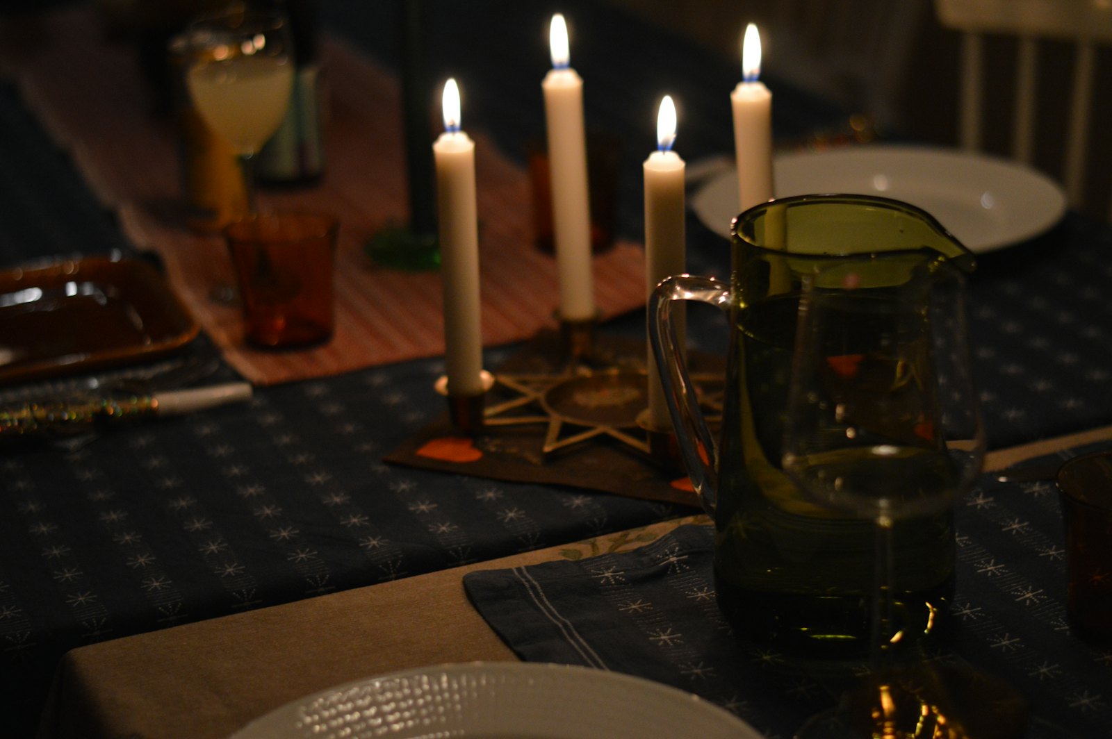 Gedeckter Tisch mit brennenden Kerzen